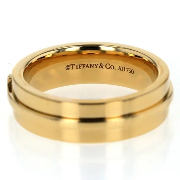 Tiffany T Wide Ring in 18k Gold - Picture 2 of 8